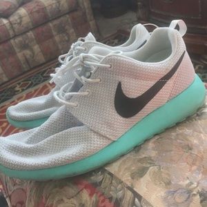 Nike roshe runs size 9.5